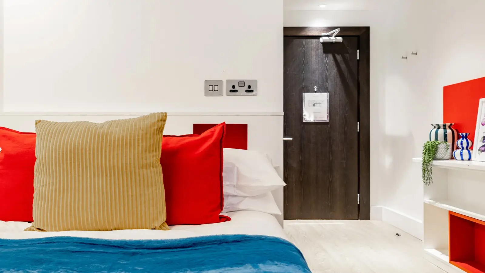 Flat Spring Mews in Greater London