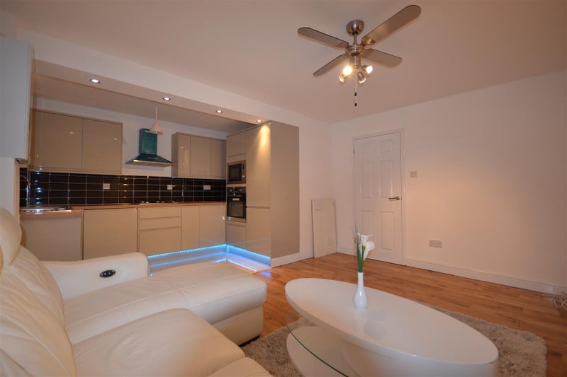 Flat Green Pond Close in Greater London