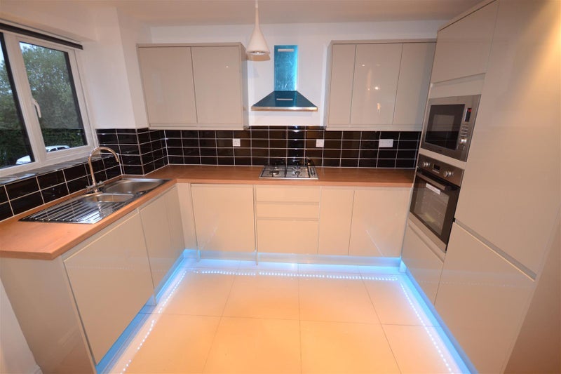 Flat Green Pond Close in Greater London