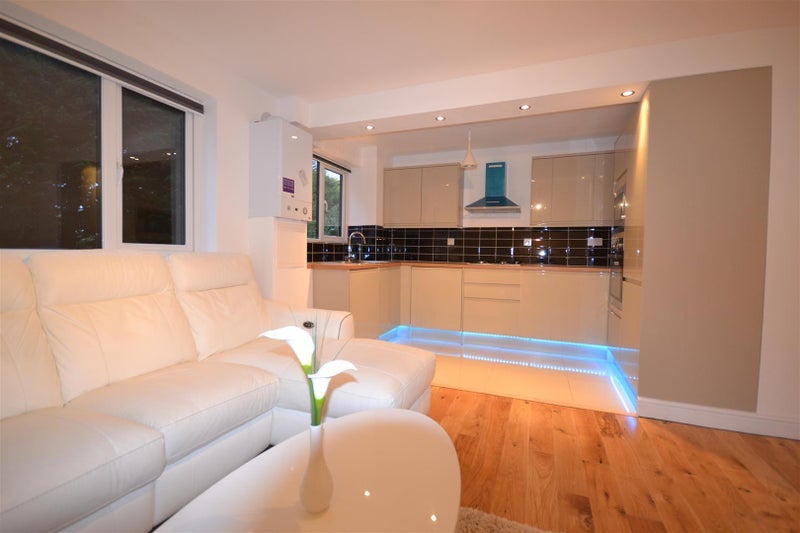 Flat Green Pond Close in Greater London