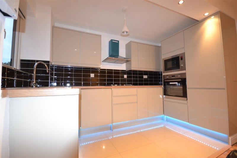 Flat Green Pond Close in Greater London