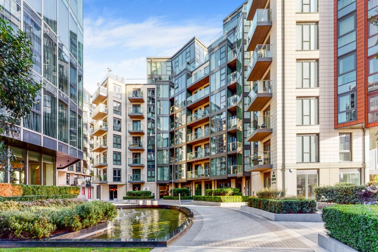 Flat Juniper Drive in Greater London