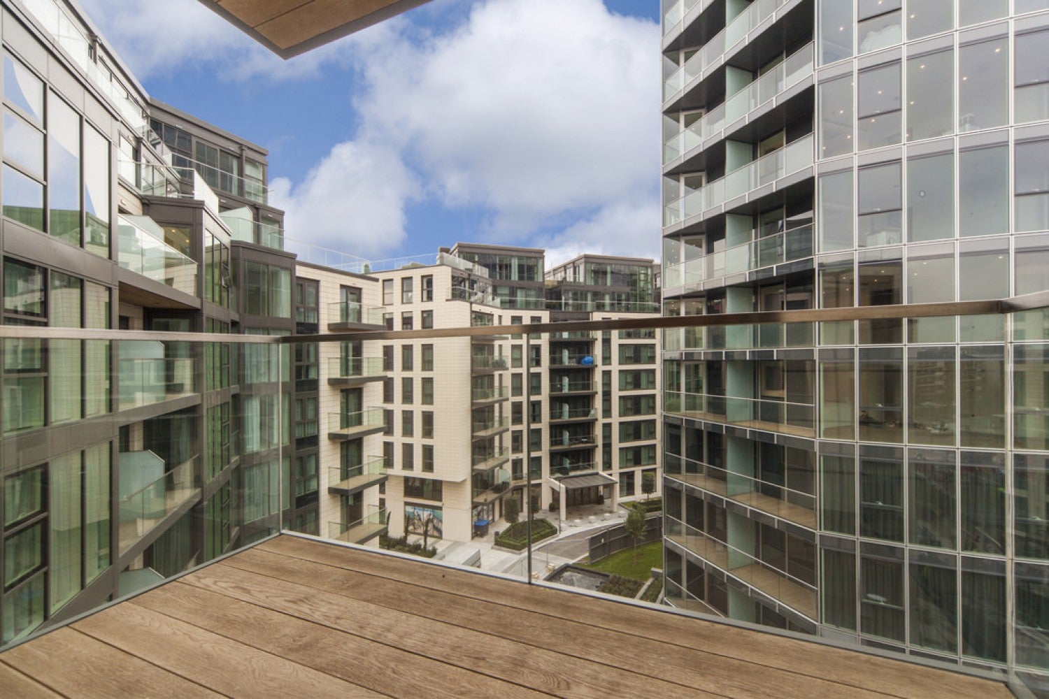 Flat Juniper Drive in Greater London