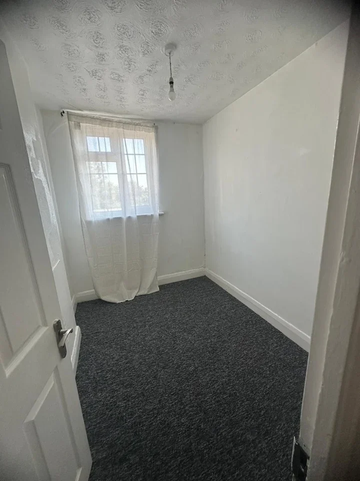 Flat Longbridge Road in Greater London