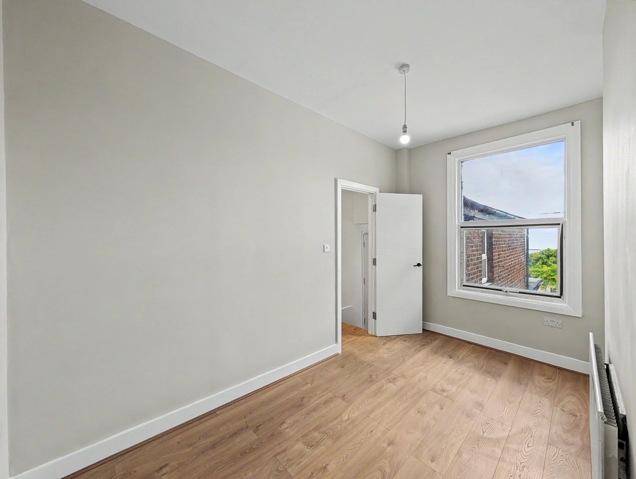 Flat Hermitage Road in Greater London