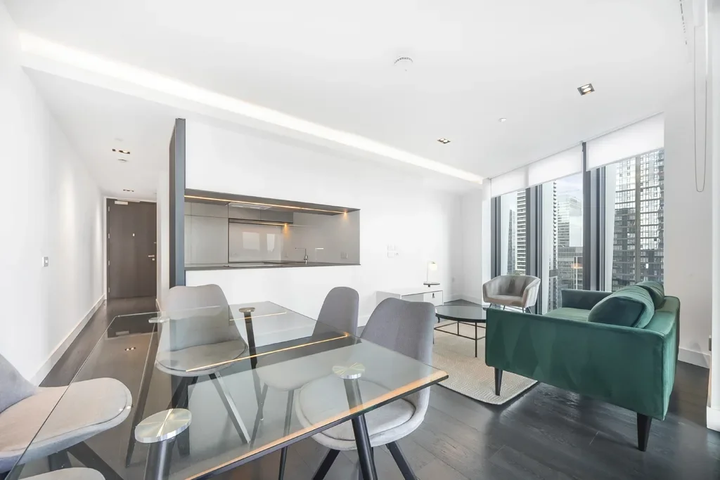 Flat Bradfield Road in Greater London