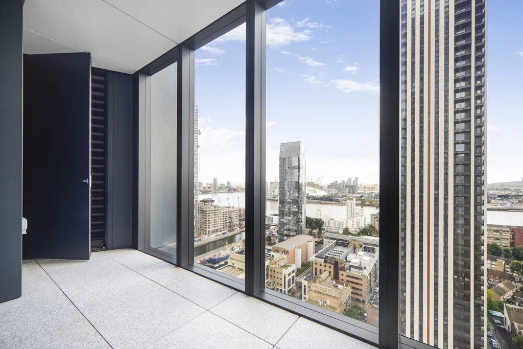 Flat Bradfield Road in Greater London