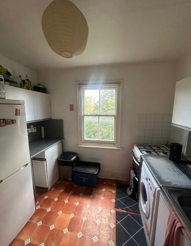 Room Hollingbourne Road in Greater London