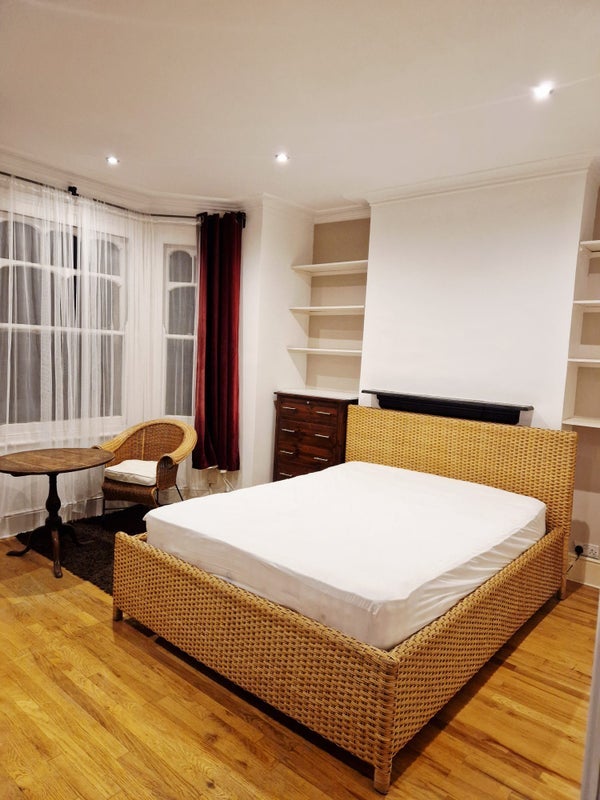 Room Valetta Road in Greater London