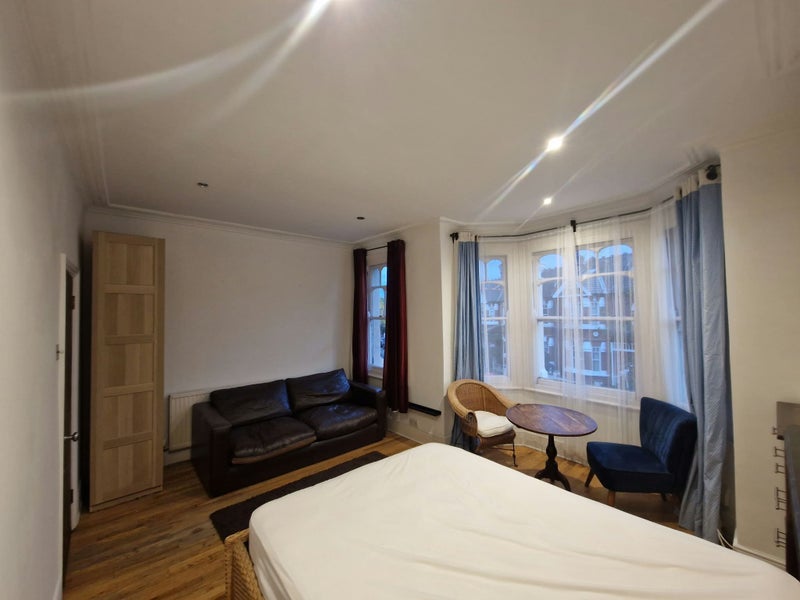Room Valetta Road in Greater London