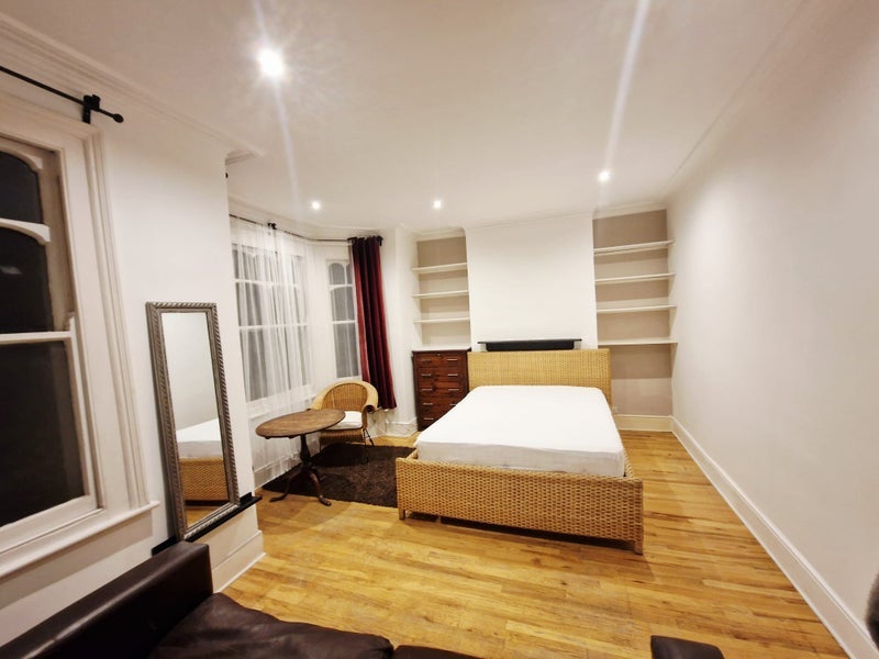 Room Valetta Road in Greater London