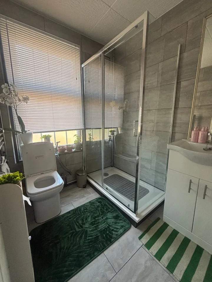 Room Blessbury Road in Greater London