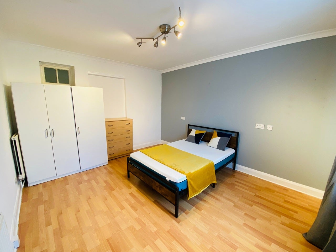 Room Queens Walk in Greater London