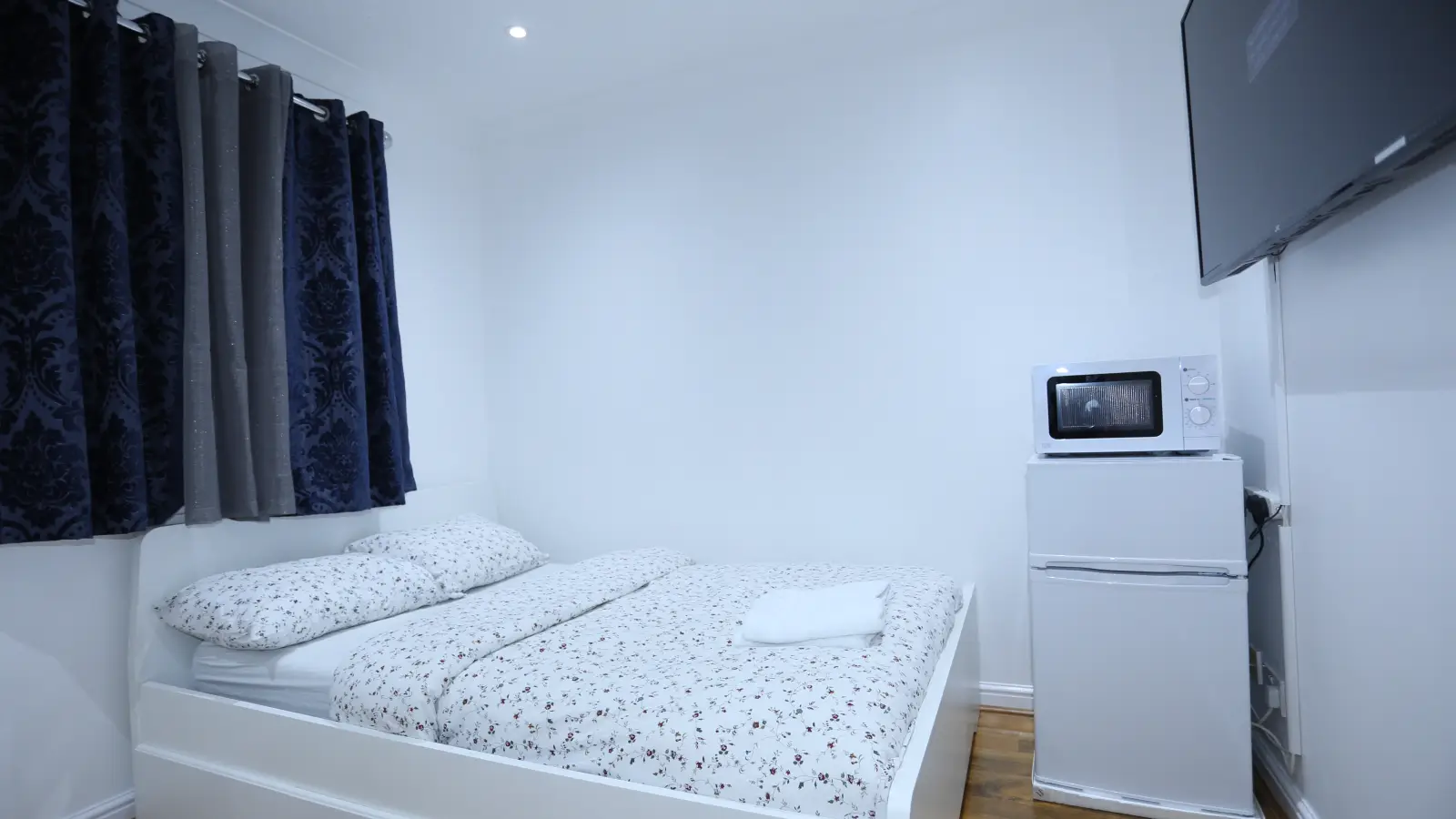 Room Felixstowe Road in Greater London
