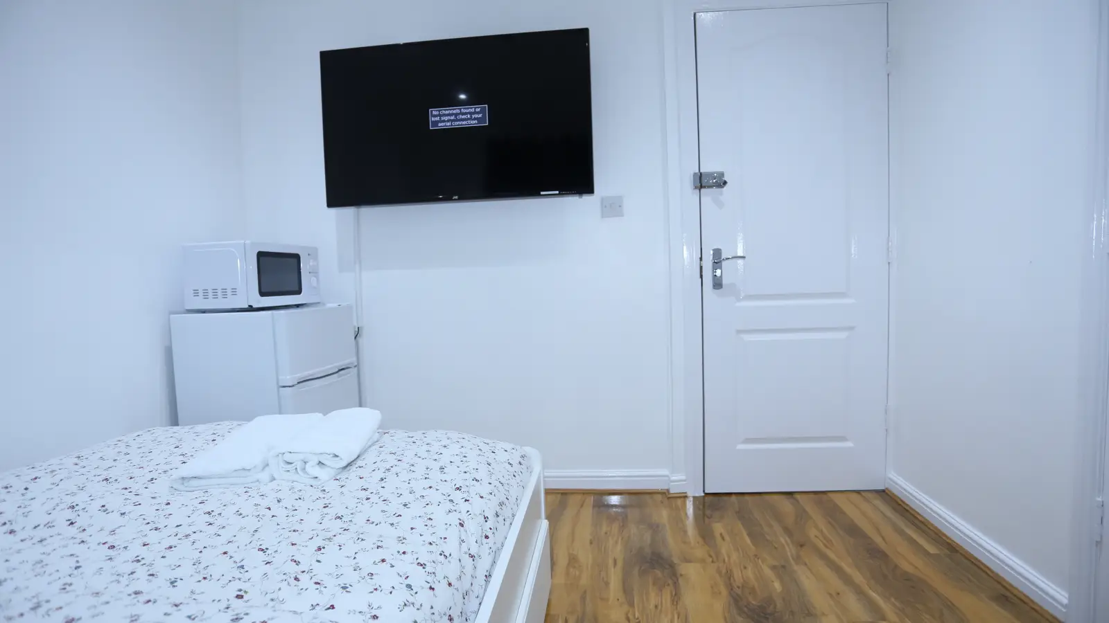 Room Felixstowe Road in Greater London