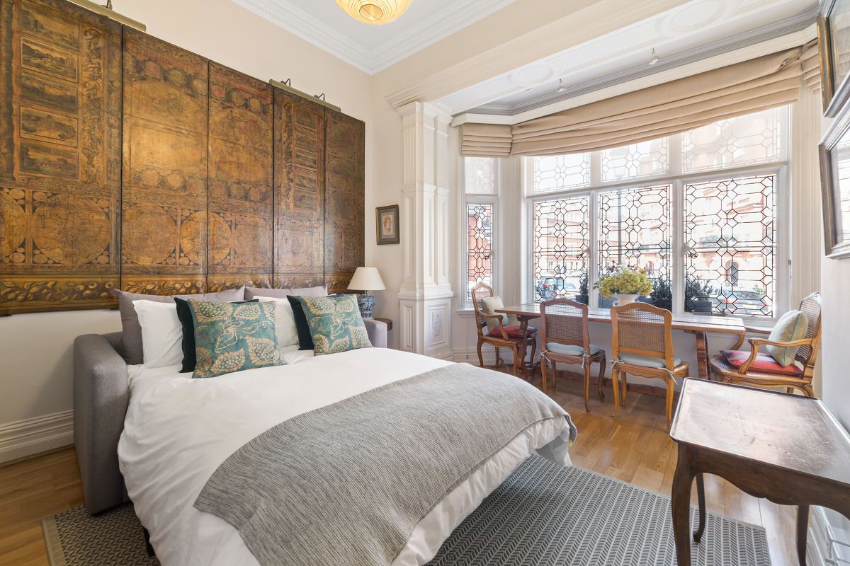 Flat Egerton Gardens in Greater London