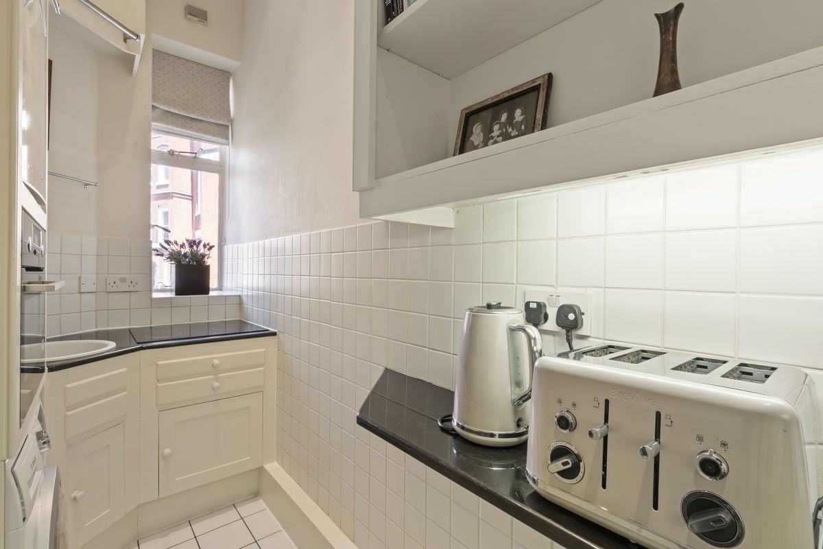 Flat Egerton Gardens in Greater London