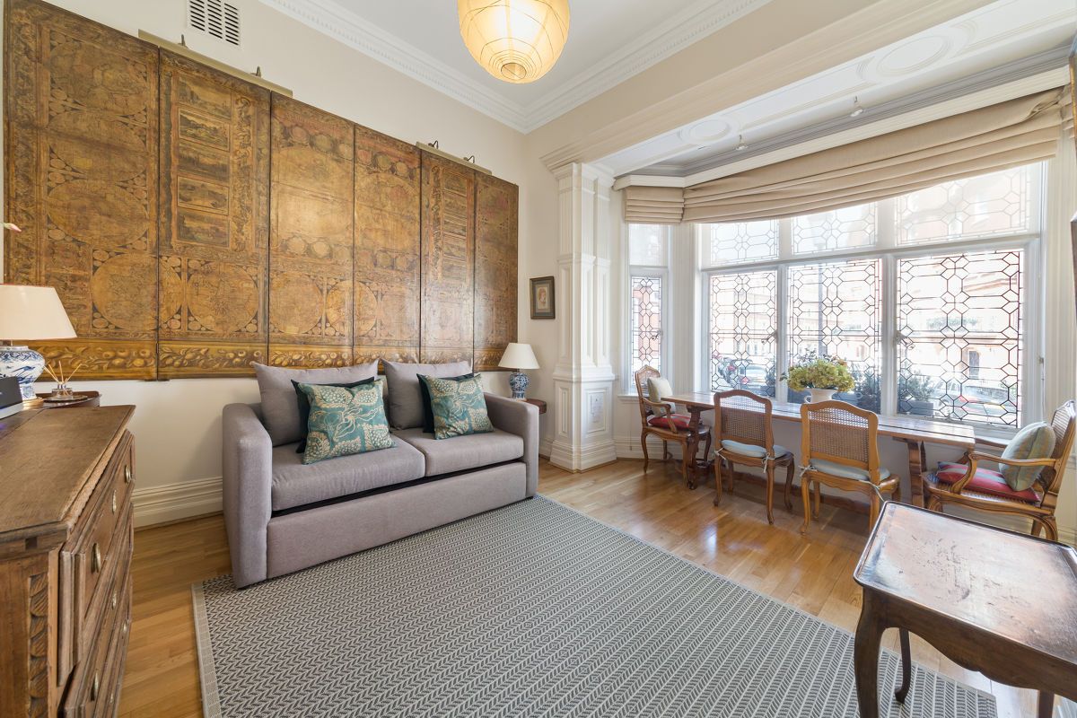Flat Egerton Gardens in Greater London