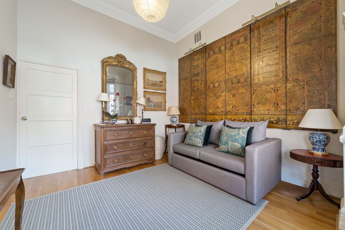 Flat Egerton Gardens in Greater London