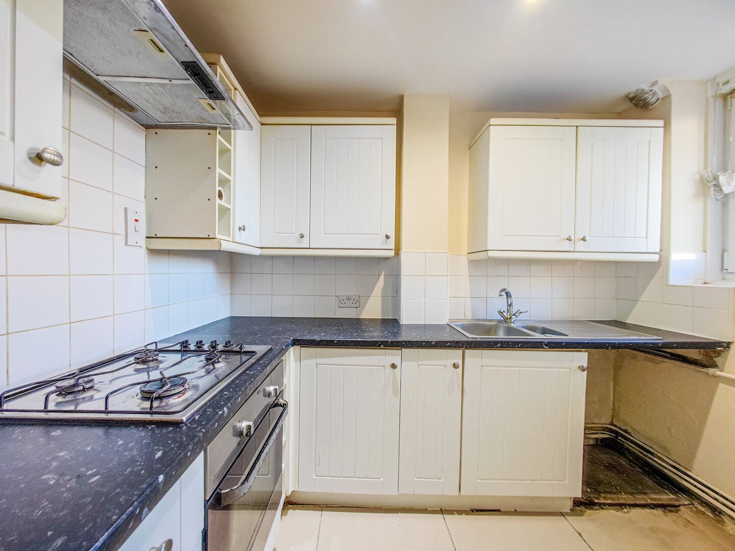 Flat Barnfield Road in London