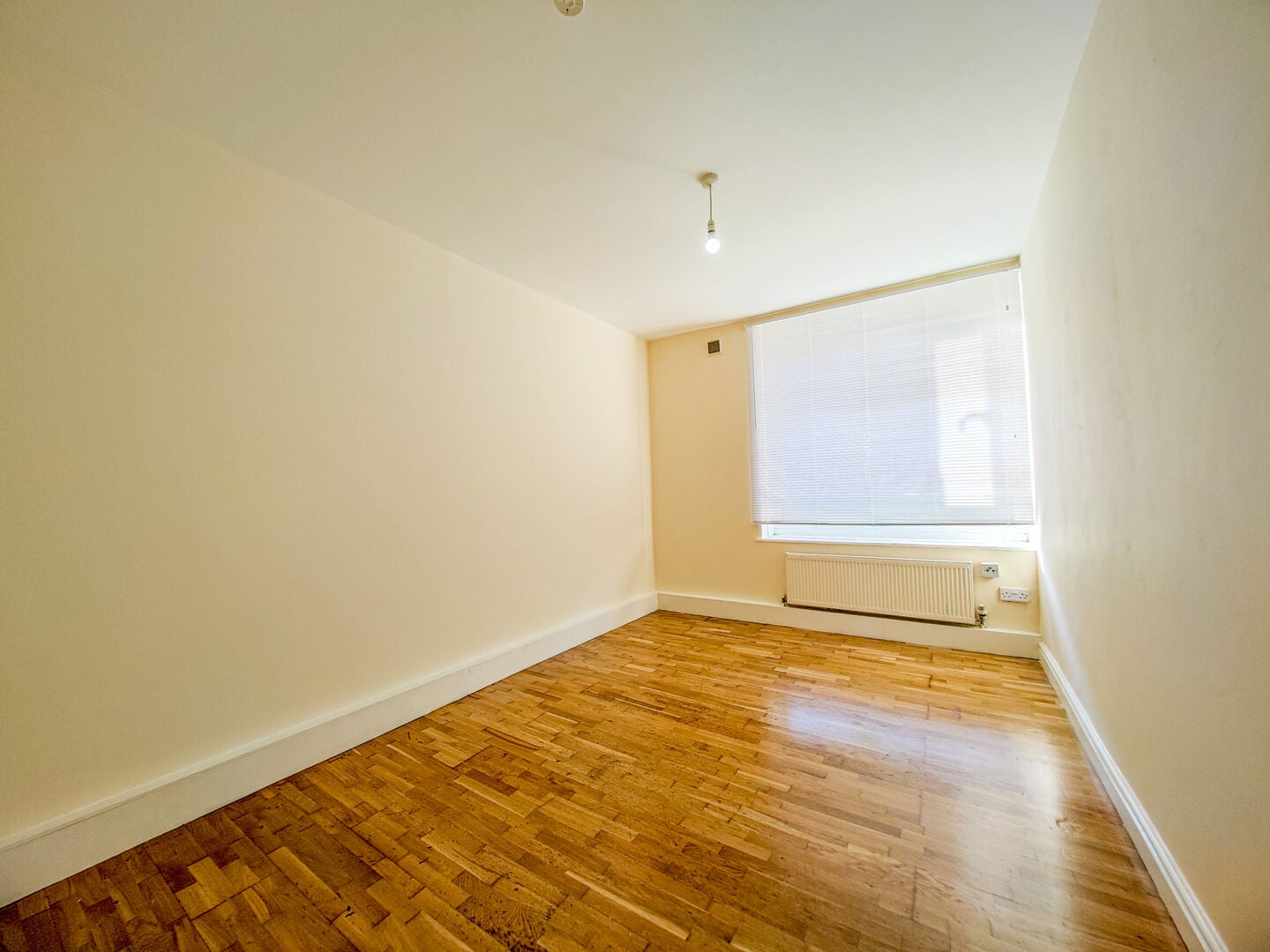 Flat Barnfield Road in London