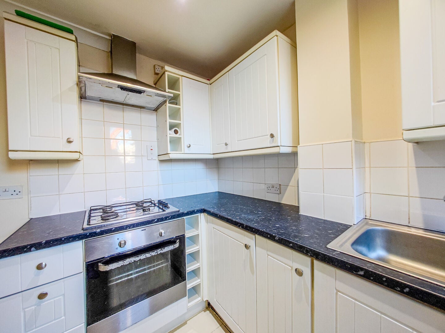 Flat Barnfield Road in London