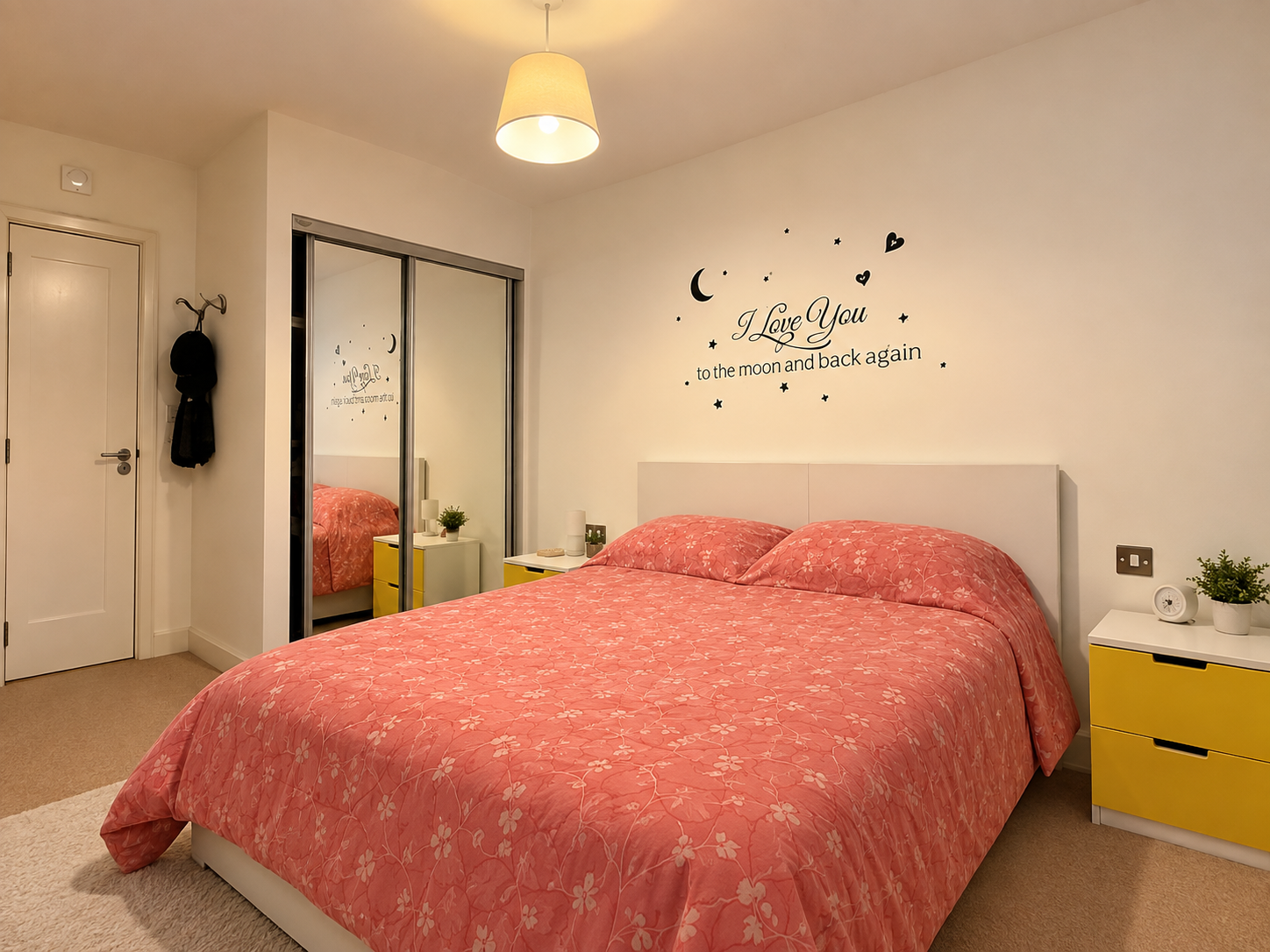 Flat Rathbone Street in Greater London