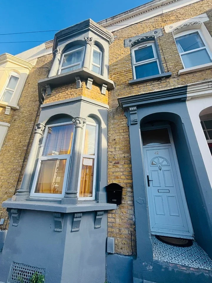 Room Mossford Street in Greater London