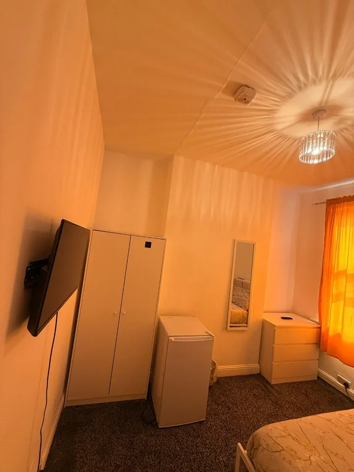 Room Mossford Street in Greater London