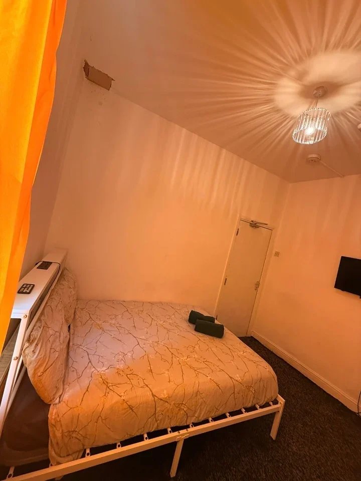 Room Mossford Street in Greater London