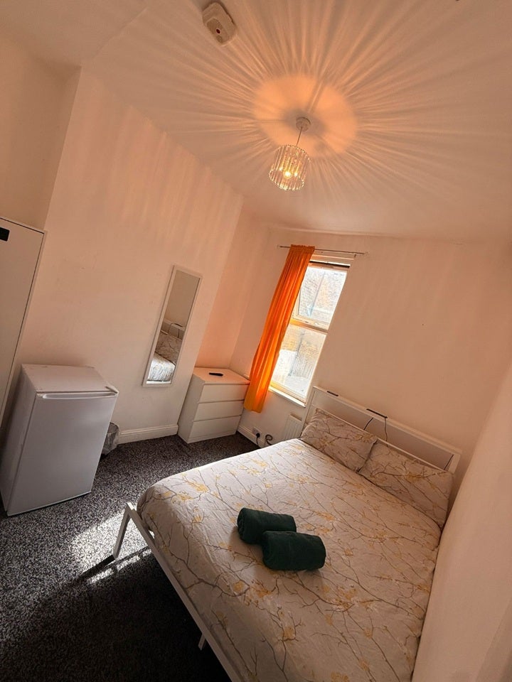 Room Mossford Street in Greater London
