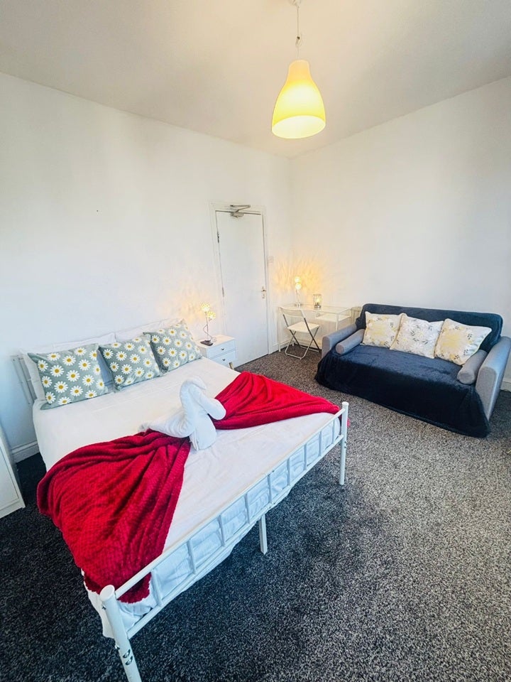 Room Mossford Street in Greater London