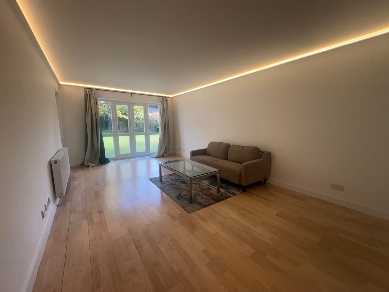 Flat Ballards Lane in Greater London