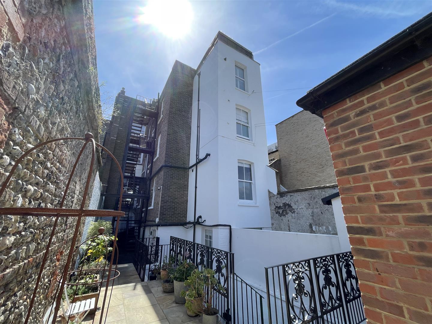 Flat Bristol Gardens in Brighton
