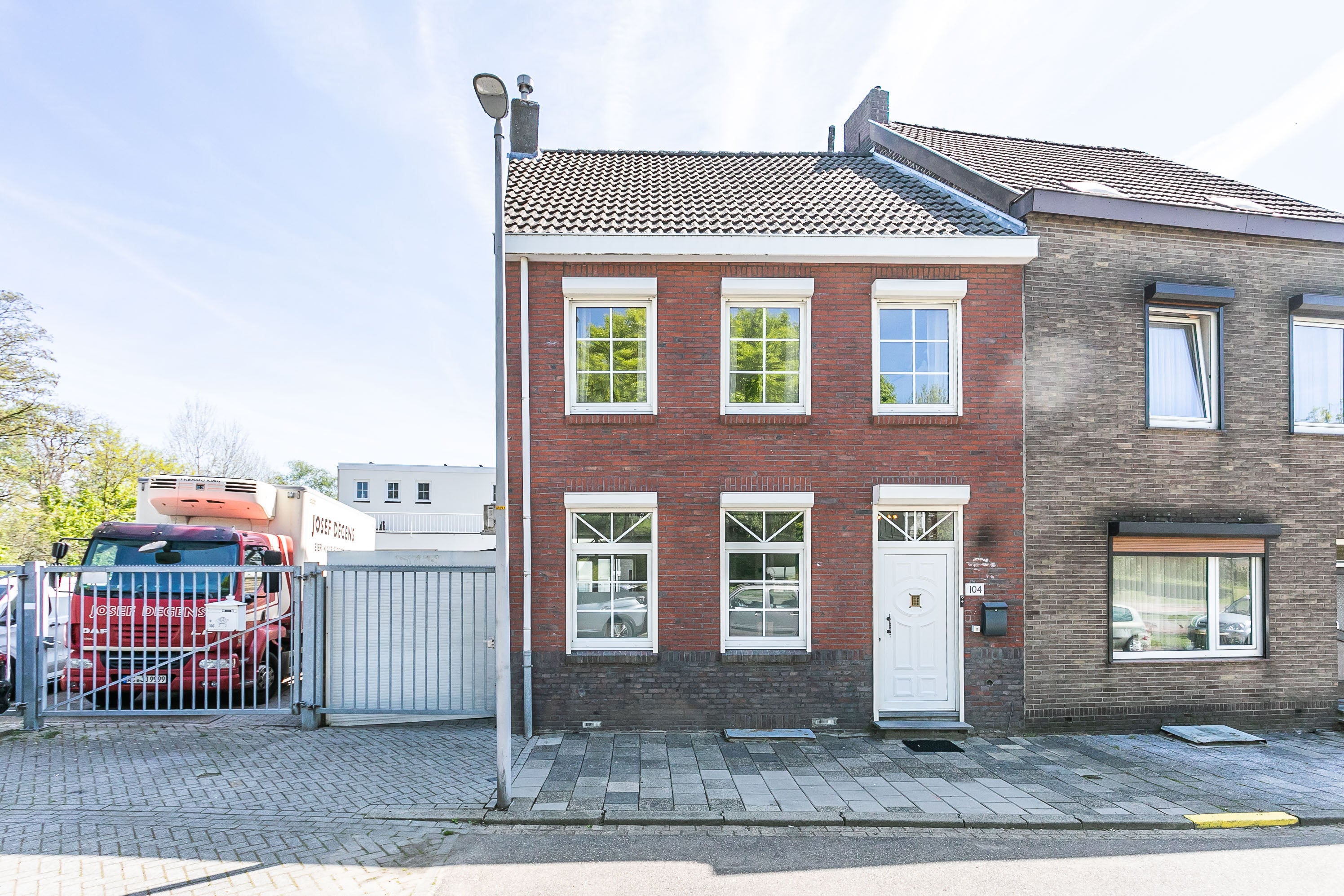 Unolaan 104 in Heerlen