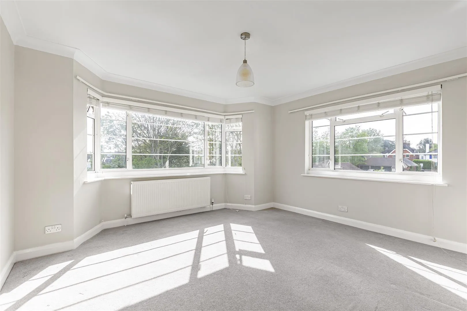 Flat Coval Lane in Greater London