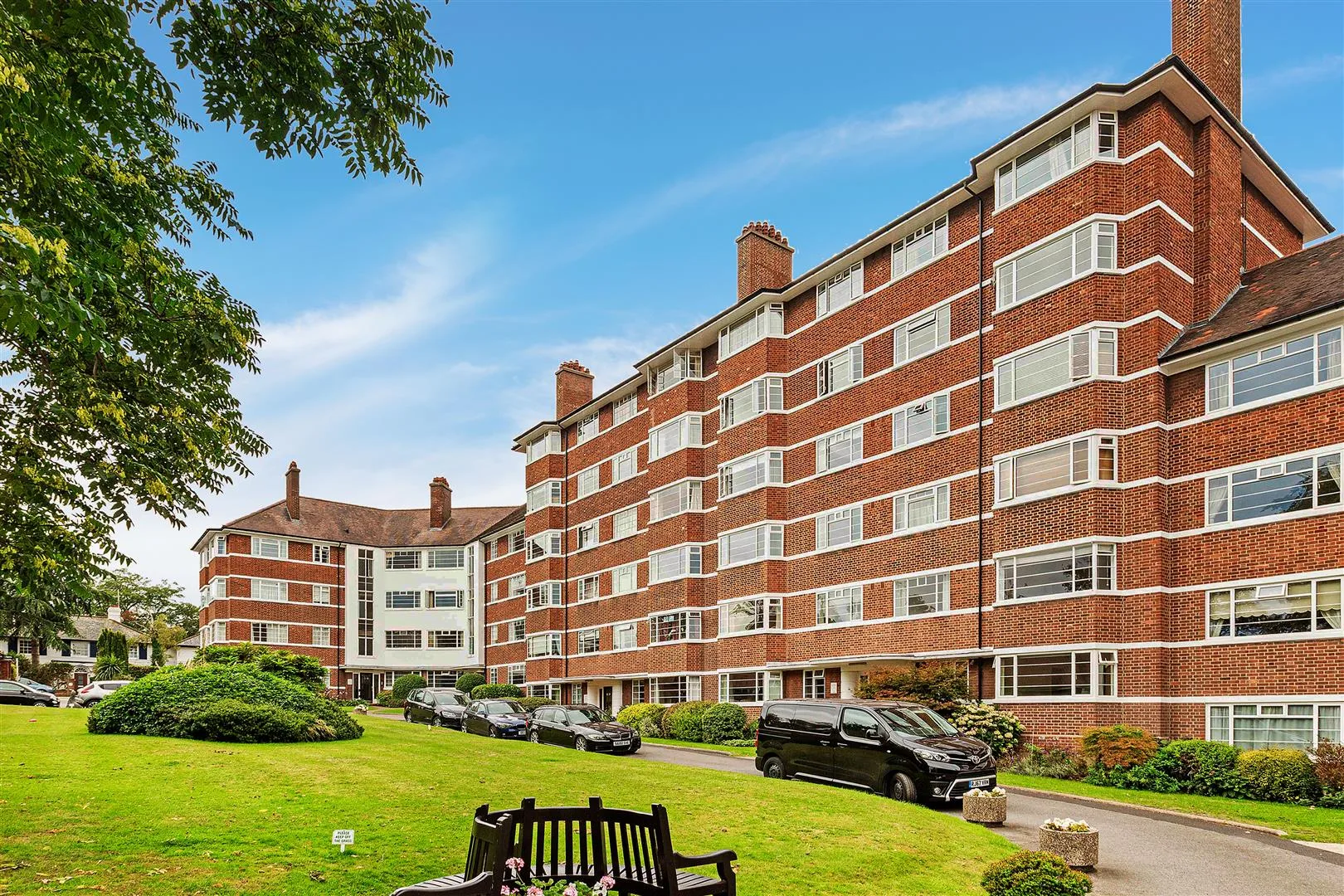 Flat Coval Lane in Greater London