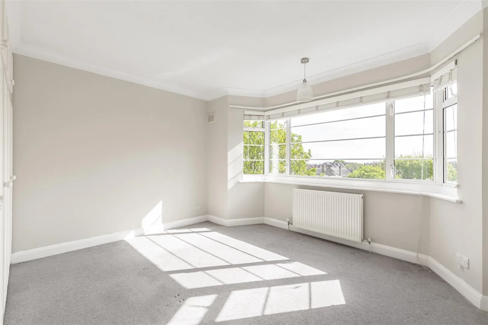 Flat Coval Lane in Greater London