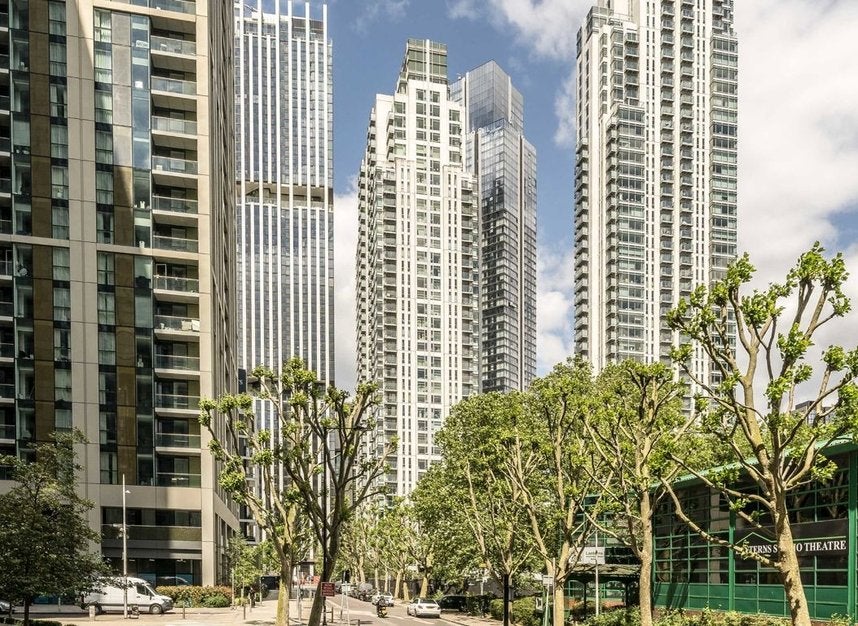 Flat Pan Peninsula Square in Greater London