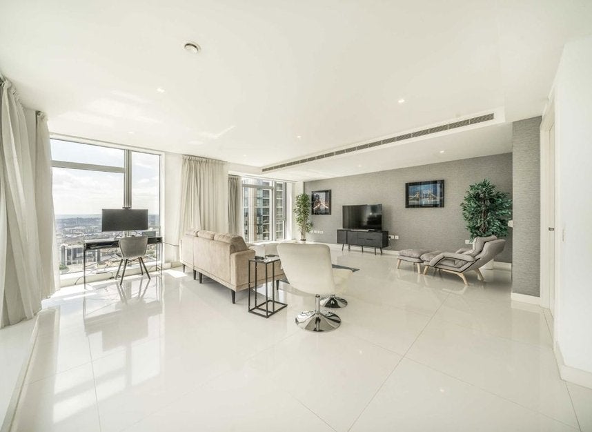 Flat Pan Peninsula Square in Greater London
