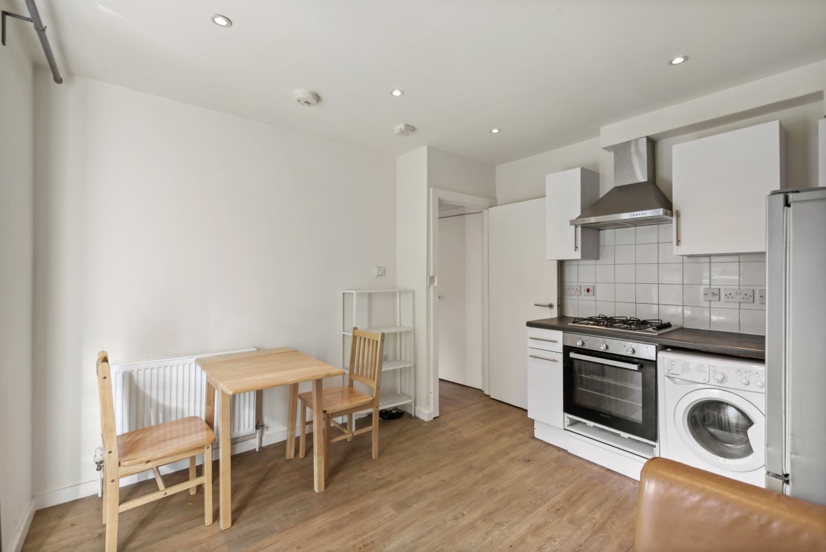 Flat Cephas Avenue in Greater London