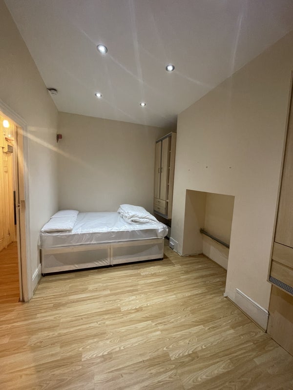 Flat Bond Street in Greater London