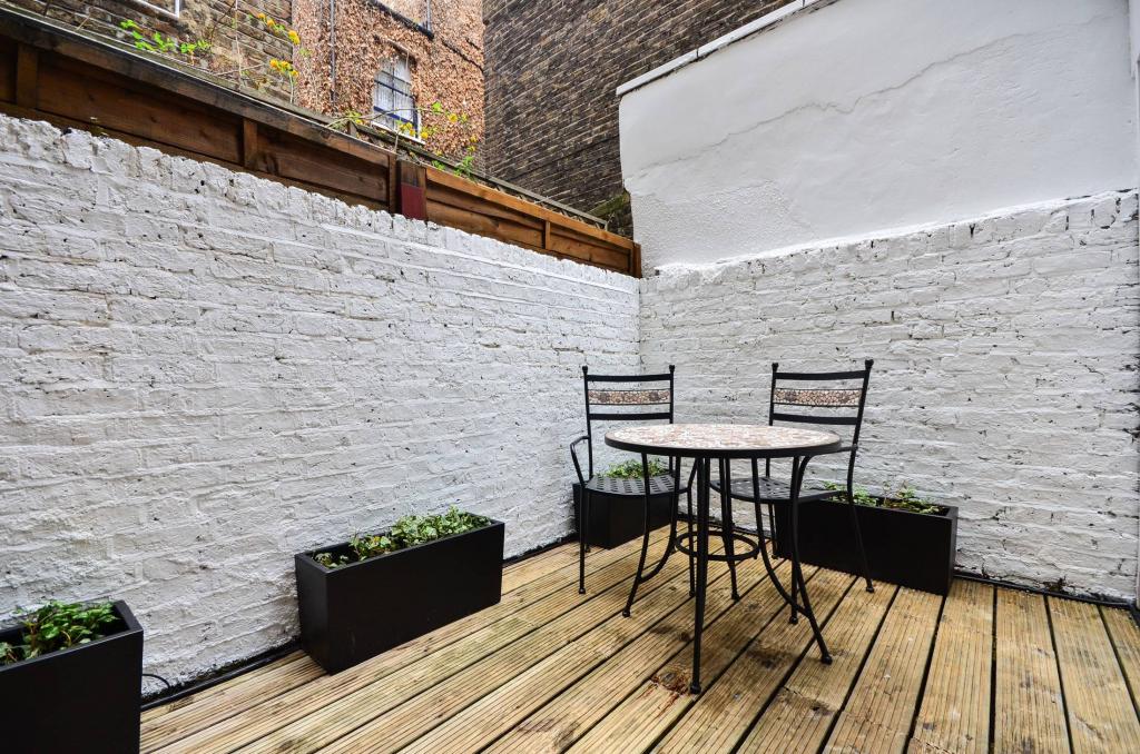 Flat Fairholme Road in Greater London