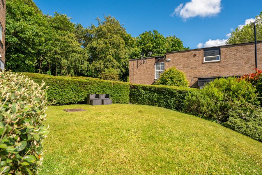 Flat Gledhow Wood Close in Leeds
