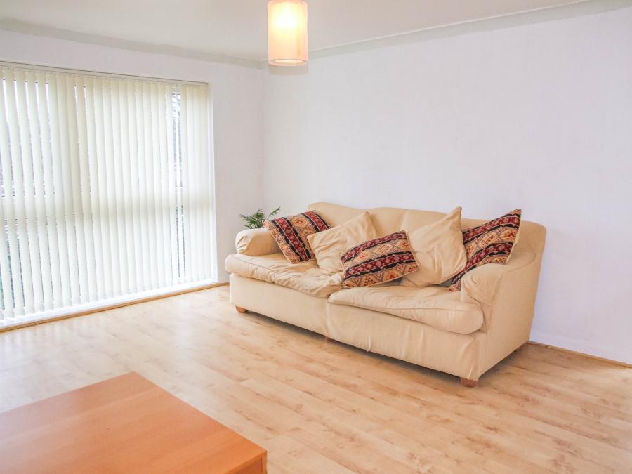 Flat Gledhow Wood Close in Leeds