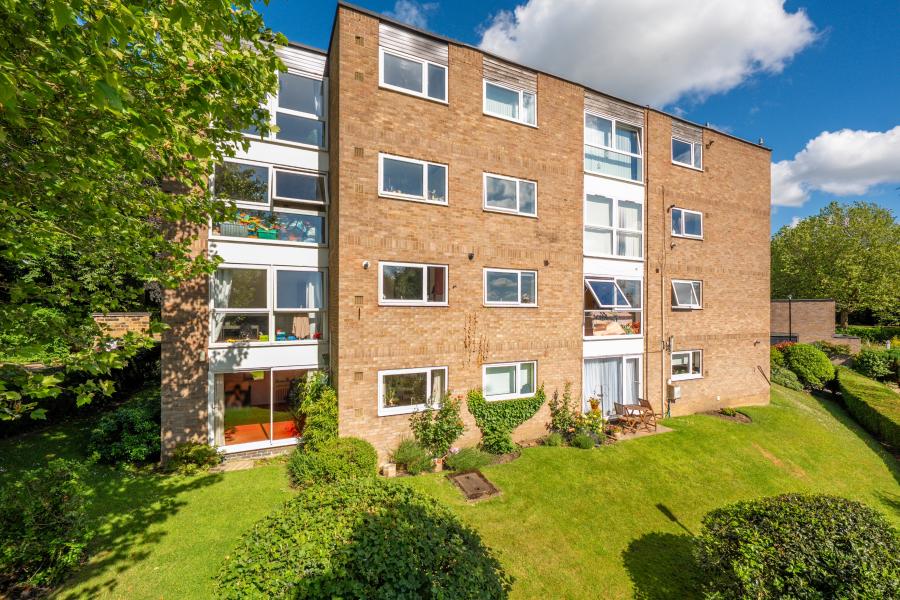 Flat Gledhow Wood Close in Leeds