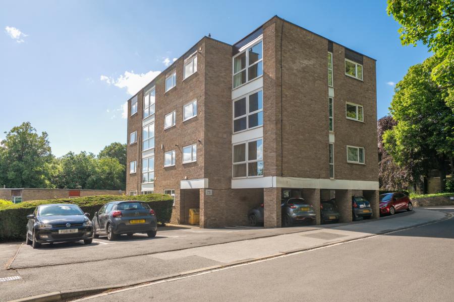 Flat Gledhow Wood Close in Leeds