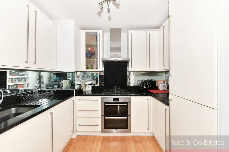 Flat Greencroft Gardens in Greater London