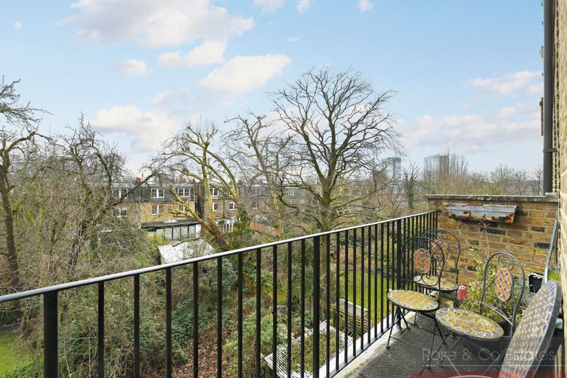 Flat Greencroft Gardens in Greater London