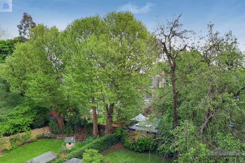 Flat Greencroft Gardens in Greater London